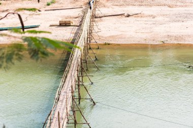 Köprünün diğer tarafında nehir Nam Han Nehri, Louangphabang, Laos görünümünü. Metin için yer kopyalayın.