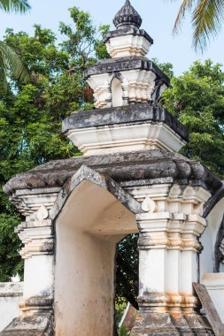 Louangphabang, Laos Wat Sensoukaram tapınağında Pagoda. Dikey.