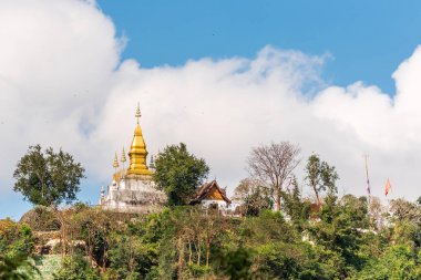 Dağ, Louangphabang, Laos görünümü Budist tapınağı. Metin için yer kopyalayın.