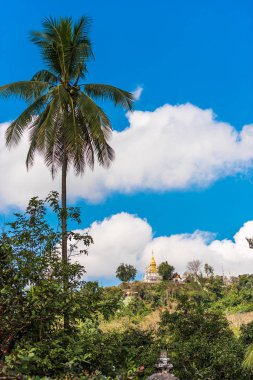 Dağ, Louangphabang, Laos görünümü Budist tapınağı. Metin için yer kopyalayın. Dikey.