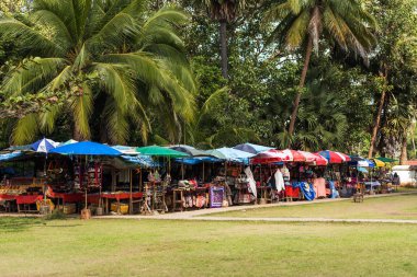 Louangphabang, Laos - 11 Ocak 2017: Görünümünü Hediyelik eşya mağazaları turistler için. Metin için yer kopyalayın.