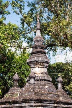 Louangphabang, Laos Wat Sensoukaram tapınağında Pagoda. Dikey.