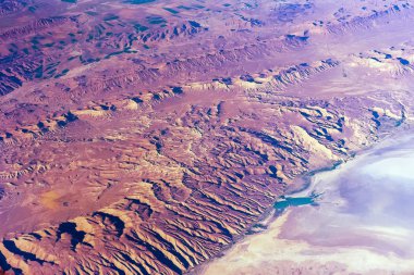 Orta Doğu üzerinde uçuş. İran Dağları nın görünümü. Üstten Görünüm.