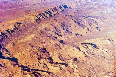 Orta Doğu üzerinde uçuş. İran Dağları nın görünümü. Üstten Görünüm.
