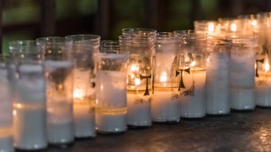 Tarragona Cathedral (Katolik Katedrali), Catalunya, İspanya mumlar ile tabloda görüntüleyin. Yakın çekim.