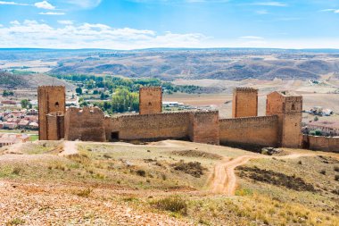 Castillo de Molina de Aragon Guadalajara Eyaleti, İspanya bulunan Mağribi kökenli bir kaledir. Metin için yer kopyalayın.