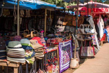 Luang Prabang, Laos yerel pazarda Hediyelik eşya dükkanı. Metin için yer kopyalayın. 