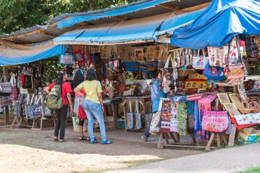 Luang Prabang, Laos - 11 Ocak 2017: Hediyelik eşya dükkanı yerel piyasada. Metin için yer kopyalayın. 