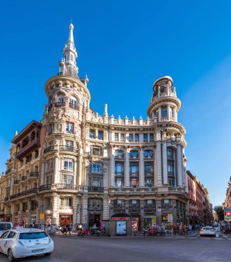 Madrid, İspanya - 26 Eylül 2017: Şehir merkezinde eski mimarisinin güzel tarihi yapı. Metin için yer kopyalayın.