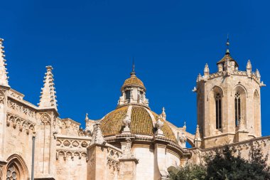 Tarragona Cathedral (Katolik Katedrali) güneşli bir günde, Catalunya, İspanya. Metin için yer kopyalayın.