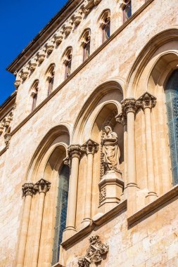 Tarragona, İspanya - 4 Ekim 2017: Tarragona Cathedral (Katolik Katedrali) yapı güneşli bir cephe görünümü. Dikey.