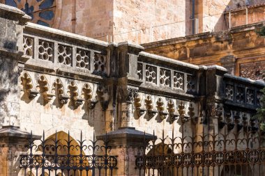 Cephe yakın çekim görünümünü Katedrali (Katolik Katedrali), Tarragona, Catalunya, İspanya. Yakın çekim.