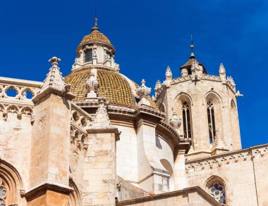 Tarragona Cathedral (Katolik Katedrali) güneşli bir günde, Catalunya, İspanya. Metin için yer kopyalayın.