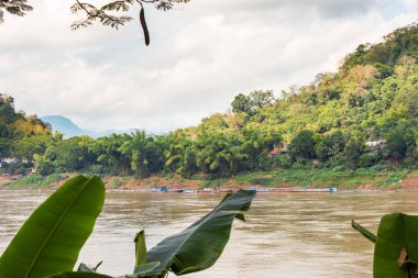 Nam Han Nehri, Louangphabang, Laos görünümünü. Metin için yer kopyalayın. 