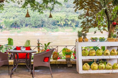 Nehir, Louangphabang, Laos bakan cafe. Metin için yer kopyalayın. 