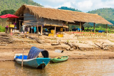 Louangphabang, Laos - 11 Ocak 2017: Tekneler Nam Han Nehri yakınlarında. Metin için yer kopyalayın.