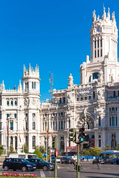 Madrid, Spanje - 26 September 2017: De Cybele Palace (stadhuis). Ruimte voor tekst kopiëren. Verticaal. — Stockfoto