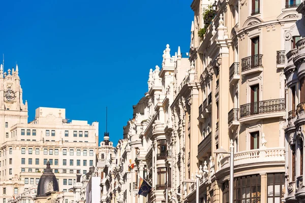 Mooie historische gebouw van de oude architectuur in het centrum van de stad, Madrid, Spanje. Ruimte voor tekst kopiëren — Stockfoto