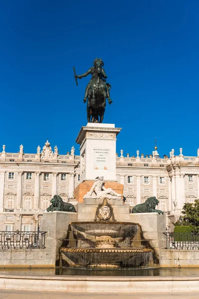 Конная скульптура короля Филиппа IV в Мадриде, Испания. Копировать место для текста. Вертикаль . — стоковое фото