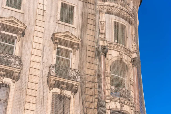 Widok budynku zabytkowego. Budynek jest w przebudowie, Madryt, Hiszpania. Szczelnie-do góry. — Zdjęcie stockowe