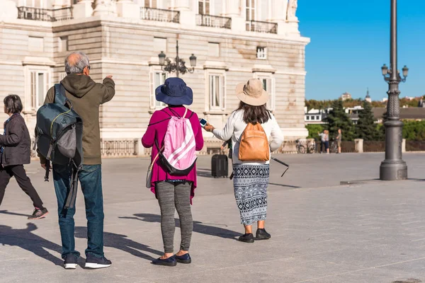 Группа туристов в центре Мадрида, Испания. Копирование текста . — стоковое фото