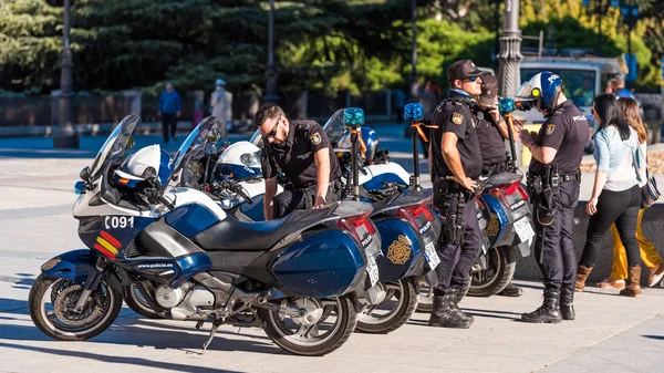 MADRID, ESPAÑA - 26 DE SEPTIEMBRE DE 2017: Patrulla policial en Madrid en motocicleta. Copiar espacio para texto . — Foto de Stock