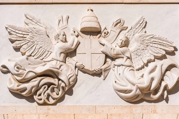 Płaskorzeźba na fasadzie budynku dwóch aniołów, Madryt, Hiszpania. Szczelnie-do góry. — Zdjęcie stockowe
