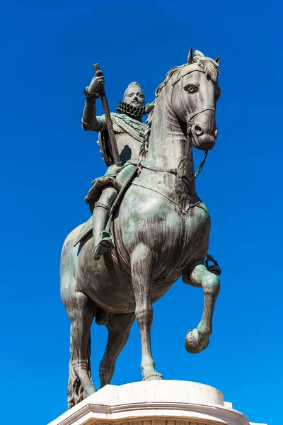 Brązowy pomnik króla Filipa III w Madrycie. Kopiować miejsca na tekst. Pionowe. — Zdjęcie stockowe