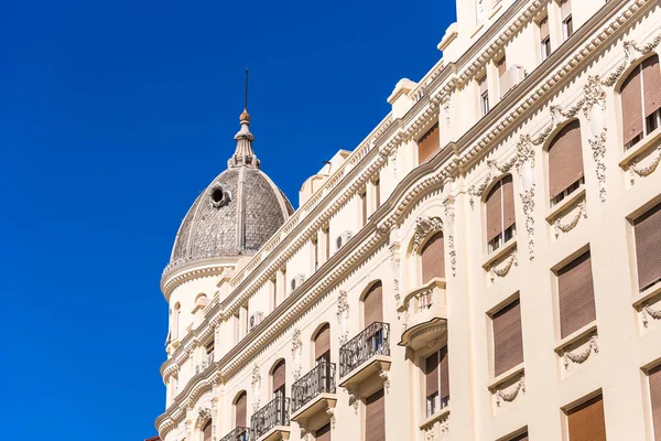 Vista de los edificios de la ciudad contra el cielo azul, Madrid, España. Copiar espacio para texto . —  Fotos de Stock