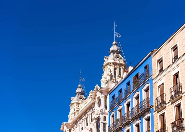 Vista de los edificios de la ciudad contra el cielo azul, Madrid, España. Copiar espacio para texto . — Foto de Stock