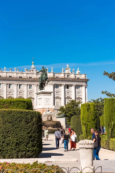 МАДРИД, Испания - 26 сентября 2017 года: Конная скульптура короля Филиппа IV на площади Плаза де Ориенте, расположенной между Королевским дворцом и Королевским театром. Копирование текста . — стоковое фото