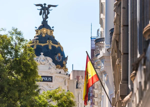 Madrid, Spanje - 26 September 2017: Weergave van de Spaanse vlag op de achtergrond van de metropool gebouw. — Stockfoto