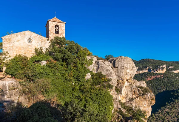 Vista de la iglesia románica de Santa Maria de Siurana, en Siurana, Tarragona, Cataluña, España. Copiar espacio para texto . — Foto de Stock