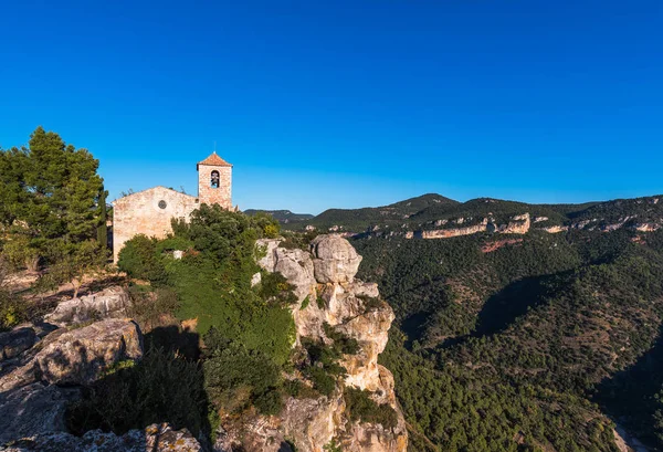 Nézd a román stílusú templom, a Santa Maria de Siurana, Siurana, Tarragona, Catalunya, Spanyolország. Hely, a szöveg másolása. — Stock Fotó