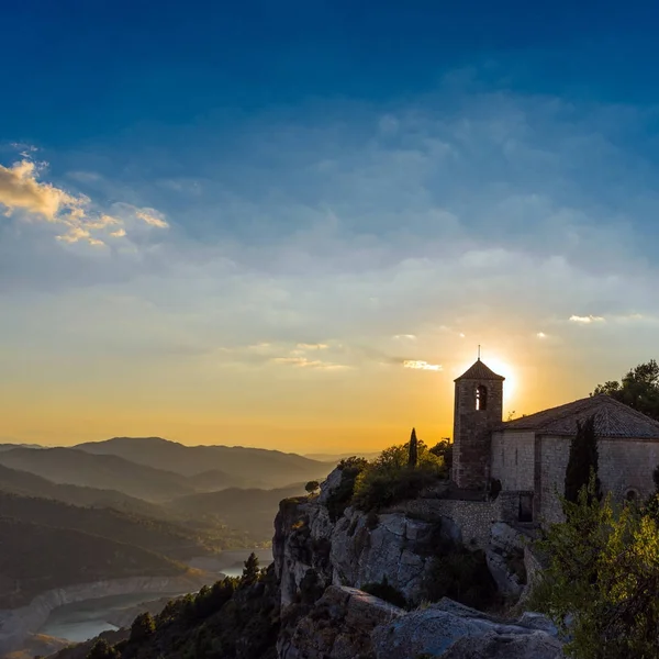 Vista de la iglesia románica de Santa Maria de Siurana al atardecer en Siurana de Prades, Tarragona, España. Copiar espacio para texto . — Foto de Stock