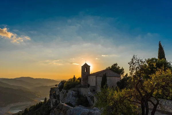 Vista de la iglesia románica de Santa Maria de Siurana al atardecer en Siurana de Prades, Tarragona, España. Copiar espacio para texto . — Foto de Stock