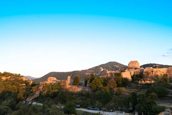 Nézd, a romok a vár Siuran, Tarragona, Catalunya, Spanyolország. Hely, a szöveg másolása. — Stock Fotó