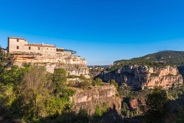 Kilátás nyílik a falura Siurana de Prades, Tarragona, Catalunya, Spanyolország. Hely, a szöveg másolása. — Stock Fotó