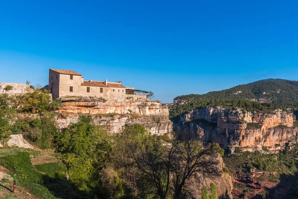 Kilátás nyílik a falura Siurana de Prades, Tarragona, Catalunya, Spanyolország. Hely, a szöveg másolása. — Stock Fotó