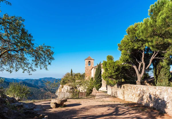 Vista de la iglesia románica de Santa Maria de Siurana, en Siurana, Tarragona, Cataluña, España. Copiar espacio para texto . — Foto de Stock