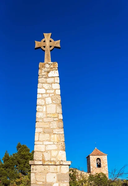 Мемориальный крест и церковь Санта-Мария-де-Сиурана в Сиурана-де-Федес, Таррагона, Испания. Копировать место для текста. Вертикаль . — стоковое фото