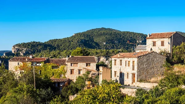 Vista de los edificios en el pueblo de Siurana, Tarragona, España. Copiar espacio para texto . — Foto de Stock