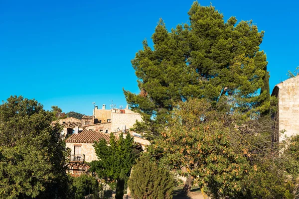 Vista de los edificios en el pueblo de Siurana, Tarragona, España. Copiar espacio para texto . — Foto de Stock