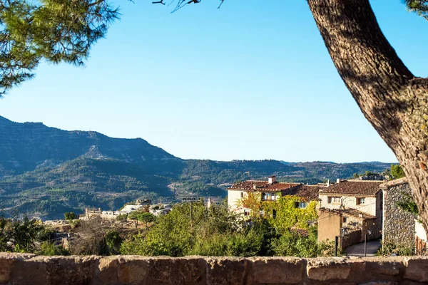 Widok na budynki w wiosce Siurana, Tarragona, Hiszpania. Kopiować miejsca na tekst. — Zdjęcie stockowe