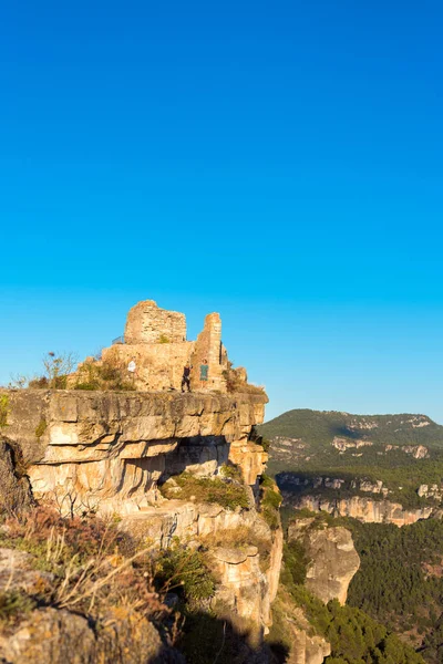 Vista de las ruinas del castillo de Siuran, Tarragona, Cataluña, España. Copia espacio para texto. Vertical . — Foto de Stock