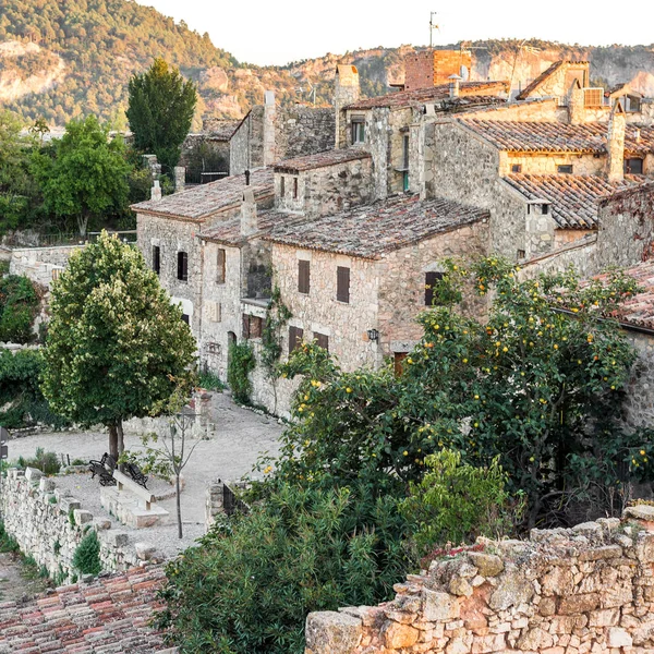 Άποψη από τα κτίρια στο χωριό τον/την Zom_b, Tarragona, Ισπανία. Χώρο αντίγραφο για το κείμενο. — Φωτογραφία Αρχείου