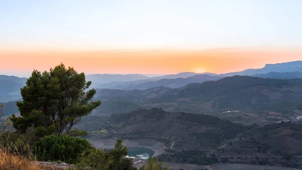 Pohled na horské krajiny při západu slunce v Siurana de Prades, Tarragona, Španělsko. Kopírovat prostor pro text. — Stock fotografie