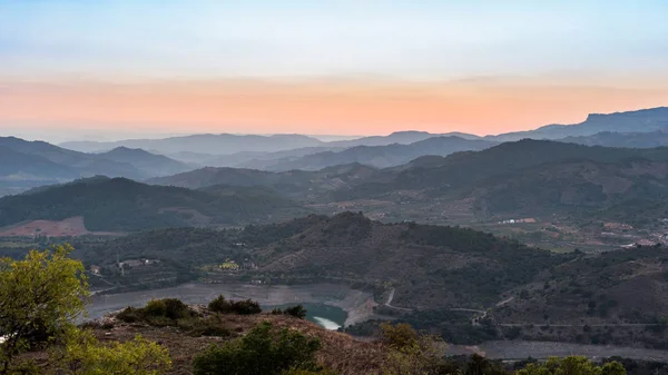 Vista del paisaje de montaña al atardecer en Siurana de Prades, Tarragona, España. Copiar espacio para texto . — Foto de Stock