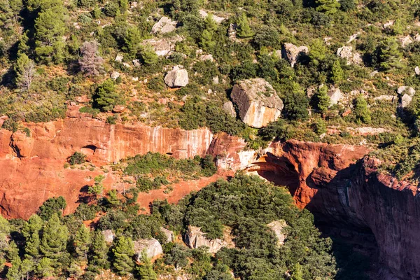 Felsige landschaft um siurana de prades, tarragona, spanien. Ansicht von oben. — Stockfoto