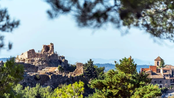 Widok ruin zamku Siuran, Tarragona, Katalonia, Hiszpania. Kopiować miejsca na tekst. — Zdjęcie stockowe